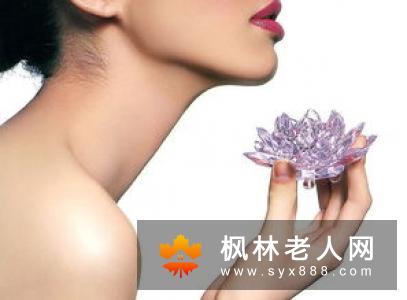 女性绝经后该怎么保养?少穿高跟鞋人到中年较为疏松,骨头脆弱!