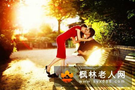 傻样儿带贬义,却笑着说,这就是女人闹别扭的时候