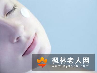 女性绝经后该怎么保养?少穿高跟鞋人到中年较为疏松,骨头脆弱!