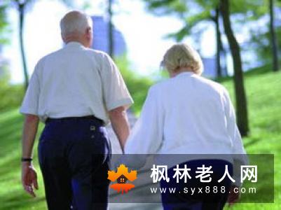 老人散步需要注意的4点,尤其是背着手走路不能算锻炼一样。