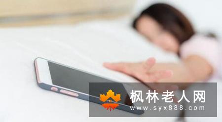 手机放在枕边睡觉危害大