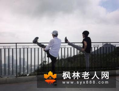 老人爬山晨练对身体好