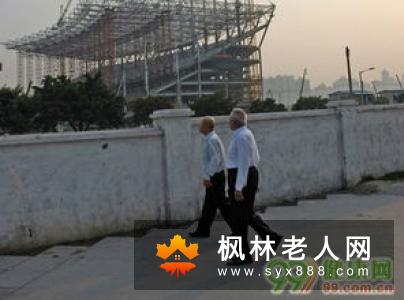 老年人背着手散步为什么不益健康?