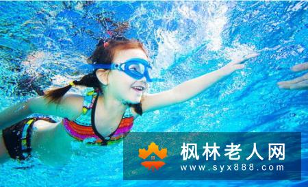 老人游泳的好处多 需注意这几点事项