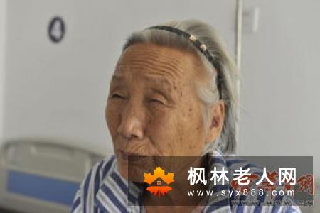 年纪大不易动手术？老年人患白内障需尽早手术