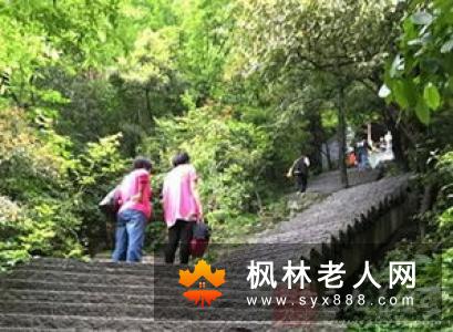 老年人跳绳能锻炼心肺功能