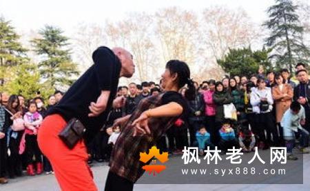 老人跳广场舞的好处及注意事项