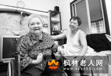 老人坚持散步可增强体质