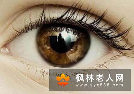 人到中年近视加深需警惕白内障