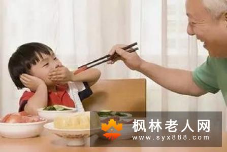 老人吃饭要注意这几个习惯问题