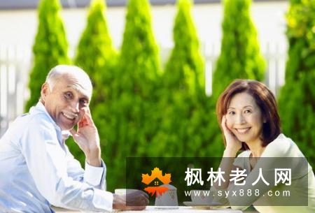 老人吃苹果好处多多   吃苹果要注意什么呢？