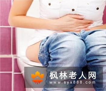 老人锻炼后要先休息  一定要小口喝水