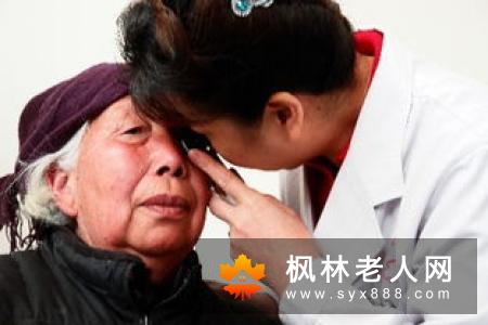 老年性白内障摘除手术并同时植入人工晶状体,视力可马上恢复提高