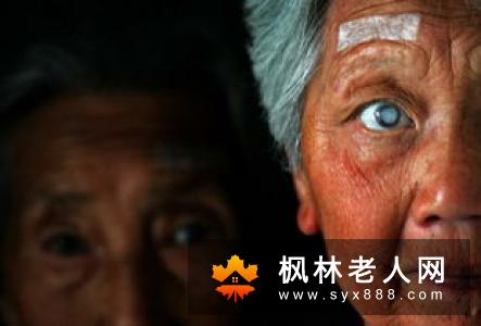 得了白内障 尽早动手术