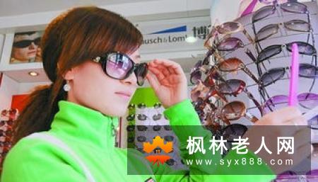 太阳弄瞎眼，小心白内障