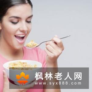 老人要做好老年斑的预防  日常可从饮食入手
