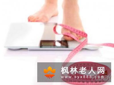 老人锻炼后要先休息  一定要小口喝水