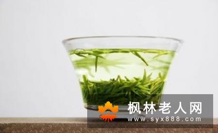 老年人巧吃梨能润肺止咳(1)