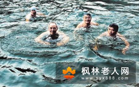 老人游泳有哪些好处，需要注意什么