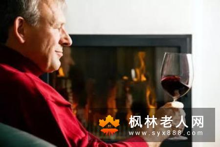 老人养生药酒要少喝