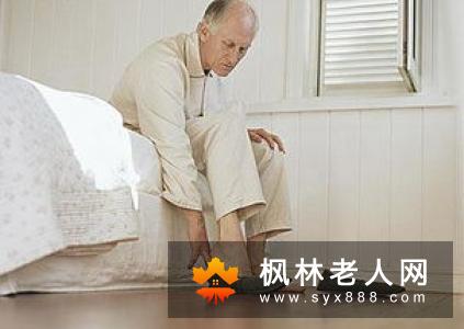 5个动作易伤老人关节，要谨慎哦