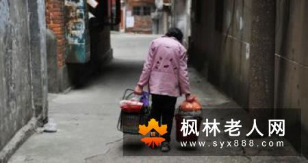 老人散步要量力而行