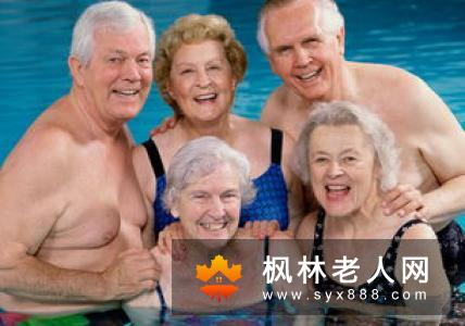夏天老人如何游泳健身