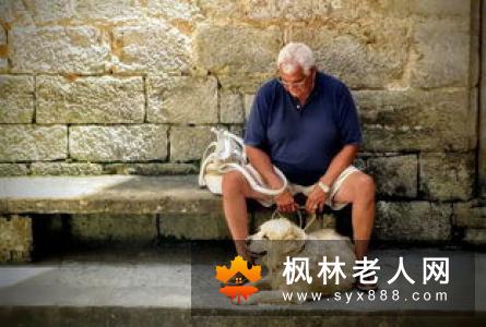 老年人锻炼跳要适当 宜少跳