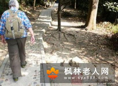 春季宜爬山 老人爬山的注意事项？