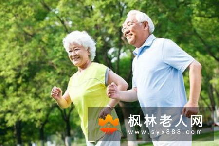 老人放风筝有什么注意事项